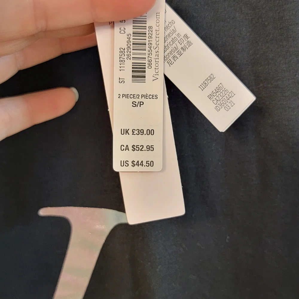 Victoria's Secret NWT Womens V Graphic Shory Sleeve Tee‎ Size Small
